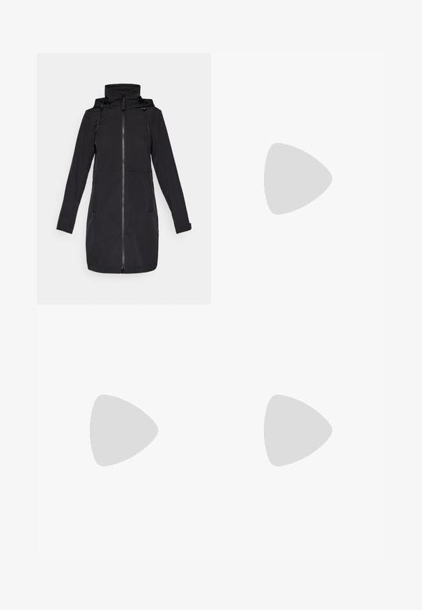 Sort lang coat lavet af et vandafvisende materiale, med lynlås lukning, snoretræk hætte og to sidelommer. Glat tekstur.; Hvid langærmet pullover med kvart lynlås-krave, der har et sort logo på brystet og er lavet af glat, let stof.; Sorte, tætsiddende bukser lavet af et fleksibelt materiale. Funktioner inkluderer en lynlåslomme i siden, artikulerede knæ og en glat tekstur.; Sort vandrestøvle med en mellem-højde design, der har en tekstureret overdel, grå detaljer og en holdbar gummisål med skridsikre klodser.