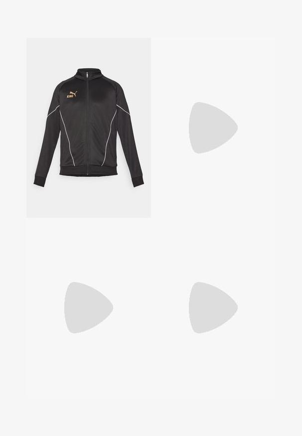 Zwarte sportsjack met witte piping accenten. Voorzien van een ritssluiting aan de voorkant, hoge kraag en gouden logo-tekst op de borst. Het materiaal is soepel en rekbaar.; Zwarte t-shirt met korte mouwen van zachte stof. Heeft een gouden "KING" logo en een gouden Puma logo op het linkerborstgebied.; Zwarte tapersweatpants met elastische tailleband en boorden, witte tekst en logo "PUMA CREW '48" op de linker bovenbeen.; Puma sneakers in wit en zwart suède, met een bruine rubberen zool. Gecombineerd met witte sokken met een zwart logo, gedragen met donkere broek.