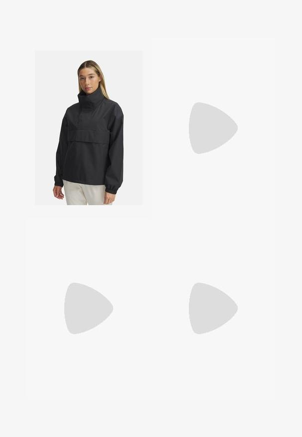 Černá voděodolná pulovrová bunda s vysokým límcem, elastickými manžetami a přední kapsou. Vyrobena z lehkého a hladkého materiálu. Jednoduchý design.; Hustě šedé sportovní tričko s dlouhým rukávem a stojáčkovým límcem, bílé akcenty na ramenou a logo Under Armour na levé části hrudi. Materiál je hladký.; Černé zúžené kalhoty s elastickým pasem, s hladkou texturou a minimalistickým designem. Lehký materiál pro pohodlí.; Bílé sportovní boty s texturovaným designem a šedým logem Nike, držené nad bílou ponožkou. Boty mají flexibilní podrážku a tkaničky.