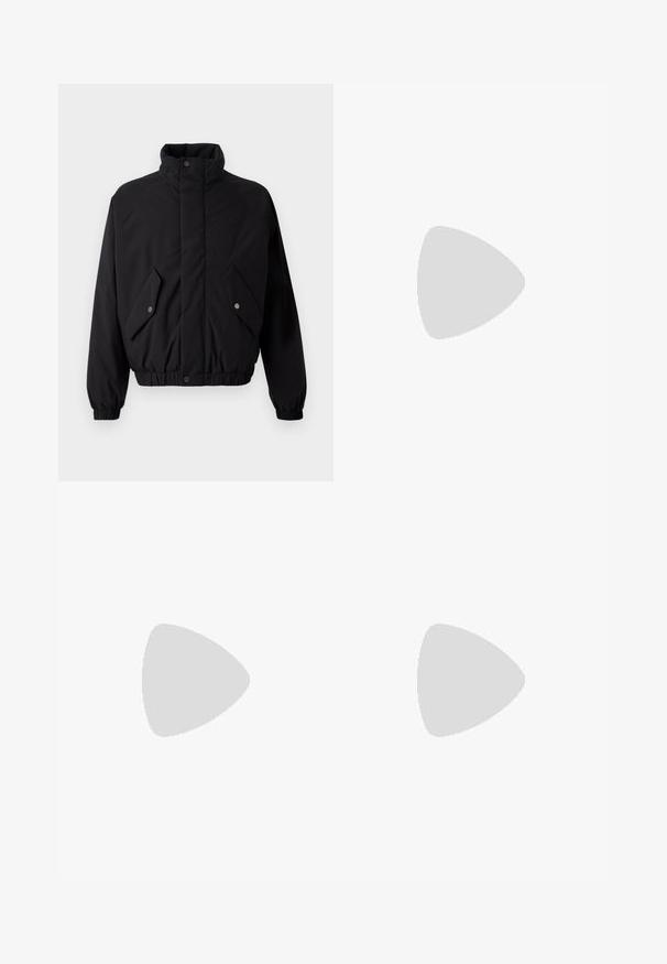 Crna, podstavljena jakna s visokim ovratnikom, snap dugmadi, elastičnim manžetama i dva prednja džepa. Ima suptilan logo na prsima.; Bijela pamučna majica s opuštenim krojem, s malim crnim grafičkim logotipom na lijevoj prečki. Kratki rukavi, okrugli izrez.; Tamne traperice tamnog jeansa s ravnim nogavicama, pet džepova, kontrastnim narančastim šavovima i malom oznakom brenda na pojasu.; Crne kožne tenisice s bijelim potplatom, koje imaju zaobljenasti vrh, vezanje i suptilni logo sa strane. Gornji dio s teksturom.