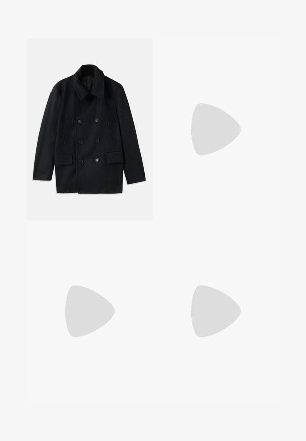 Dvouřadový černý vlněný kabát s širokým límcem, dvěma velkými předními kapsami a výraznými knoflíky. Obsahuje texturované ramenní akcenty.; Tmavě hnědé tričko s krátkým rukávem a kulatým výstřihem, s malou černobílou nášivkou na horní levé části hrudi.; Khaki bavlněné kalhoty s rovnými nohavicemi, vybavené jedním knoflíkem na zavírání, poutky na opasek a dvěma bočními kapsami. Hladká textura.; Bílé tenisky se semišovými prvky, kulatou špičkou, plochými tkaničkami a krémovou gumovou podrážkou. Na patě mají zelené logo.