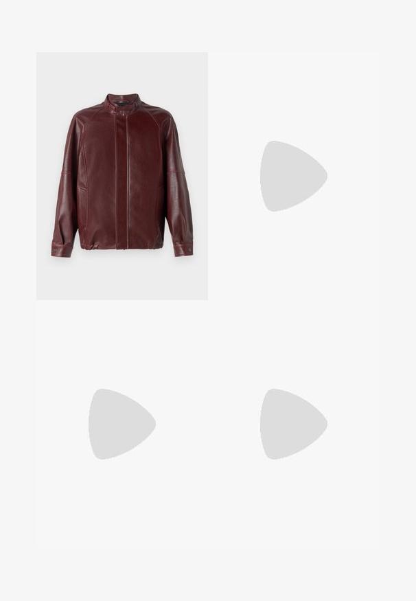 Burgundy nahkagitja, jossa on korkea kaulus, vetoketjusulku, raglan-hihat, sivutaskut ja sileä pinta. Varusteena napit hihansuissa.; Valkoinen polo paita, jossa on sininen korostusreuna kauluksessa ja nappilistan vieressä, lyhyet hihat ja klassinen nappikuvio.; Musta, korkeavyötäröinen housupari, jossa on leveä lahje, valmistettu sileästä kankaasta. Edessä on laskokset ja vyölenkit. Minimalistinen muotoilu, ei näkyvää metalliosaa.; Musta kudottu liukupohjallinen kenka, jossa on sileä nahkakorostus päällisessä, pyöreä kärki ja matala kumipohja.