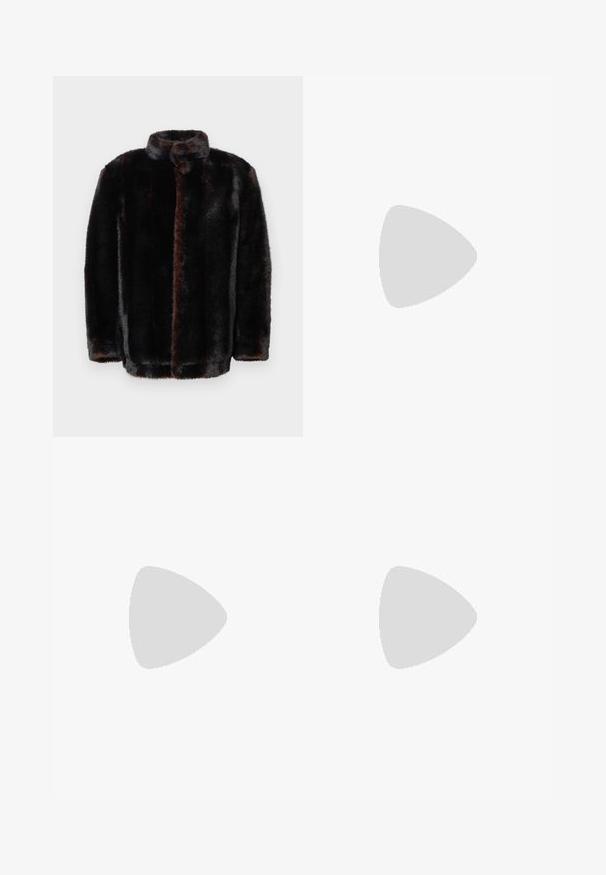 Chaqueta de piel sintética en marrón oscuro y negro con cuello alto y mangas largas, sobre un fondo blanco.; Camiseta de manga corta de color crema con cuello redondeado, hecha de una tela suave y elástica. Diseño simple y forma ajustada.; Vaqueros de pierna ancha en azul claro con bordes deshilachados, una cintura alta y costuras en contraste. Hechos de denim, presentan un ajuste relajado y un desgaste mínimo.; Botín de cuero blanco hasta el tobillo con punta redondeada y tacón cilíndrico grueso. Textura suave, diseño minimalista, sin herrajes o patrones visibles.