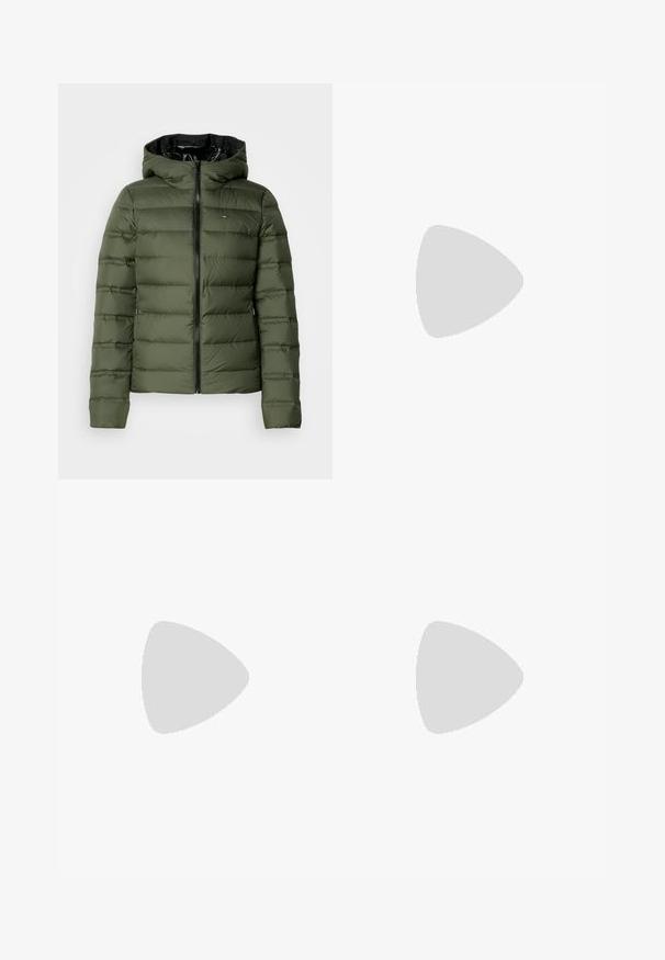 Grüne Steppjacke mit Kapuze, frontalem Reißverschluss, gestepptem Design und dezentem Logodetail. Glatte Textur und isoliert für Wärme.; Schwarzes Baumwoll-T-Shirt mit kurzen Ärmeln, das ein kleines grünes Logo-Detail auf der linken Brust aufweist. Klassischer Rundhalsausschnitt, lockere Passform.; Schwarze Baumwollmischung-Shorts mit zwei Seitentaschen, elastischem Bund und Kordelzug. Sanfte Textur, knielang, lockere Passform.; Schwarze Lackleder-Sneaker mit weißer Sohle, ausgestattet mit schwarzen Schnürsenkeln und einem grünen gestickten Krokodil-Logo an der Seite.