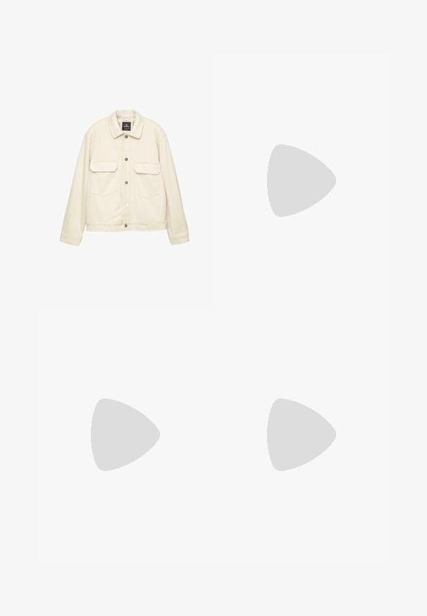 Svetlý, mäkký textilný kabát s golierom, zatváraním na patentky, dvoma náprsními vreckami a dlhými rukávmi. Jednoduchý, hranatý dizajn.; Biely sveter vyrobený z jemného, textúrovaného materiálu. Má okrúhly výstrih a dlhé rukávy. Rovný lem s voľným strihom.; Biela dlhá košeľa s dlhým rukávom z hladkej látky s gombíkovým zapínaním vpredu. Má klasický golier a mosadzný gombíky pozdĺž zapínania.; Béžové nohavice s rovný strihom, s jedným čiernym gombíkom, pútkami na opasok a bočnými vreckami. Hladká textúra látky a minimálny dizajn.; Bežové semišové mokasíny s jemným leskom, s okrúhlou špičkou, dizajnom na zloženie a nízkym hnedým podpätkom. Jemné detaily v šití.