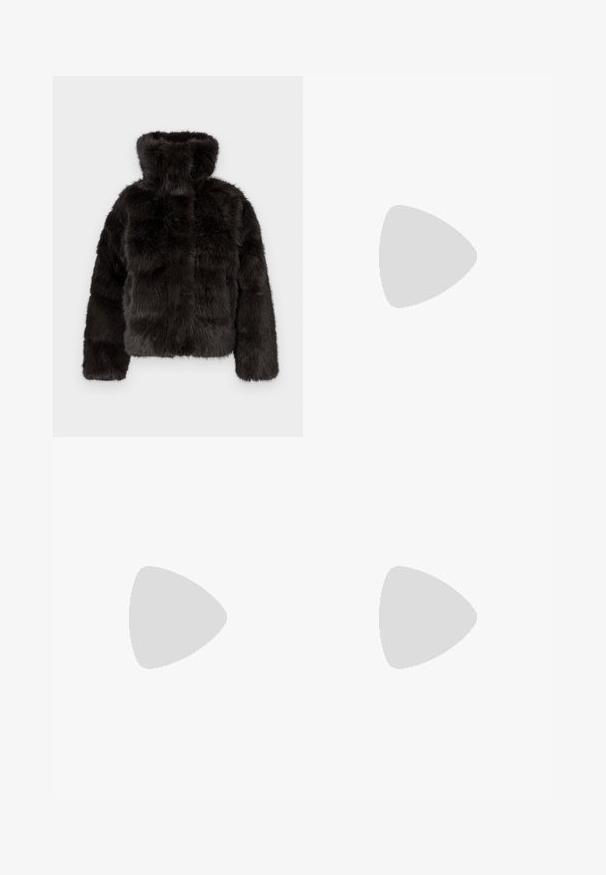 Črna jakna iz umetnega krzna z visokim ovratnikom, skrajšanim krojem in dolgimi rokavi. Ima teksturirano površino z mehkim, puhastim izgledom.; Bela bombažna majica s kratkimi rokavi, okroglim izrezom, sproščenim krojem in šivanim robom. Oznaka vidna na notranji strani izreza.; Svjetlo ljubičaste rebraste široke hlače s rastezljivim pojasom i nabranim donjim rubovima. Mekana tekstura, uski kroj i ležeran dizajn.; Beige sandala na visokom potplatu s pletenom teksturom, s dekorativnim cvijetom i remenom oko gležnja. Kvadratna peta osigurava stabilnost.