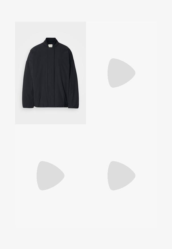Jaqueta leve preta com gola alta, design minimalista e bainha elástica. Textura suave e sem botões ou padrões visíveis.; T-shirt cropped branco feito de algodão suave, com um decote alto e mangas curtas. Pequeno logótipo bordado no canto inferior.; Calças bejes ajustadas com perna reta, apresentando um fecho por botão, pregas frontais e uma textura suave.; Sandal com bico fino e calcanhar baixo, em couro liso, com um design recortado na lateral para respirabilidade.