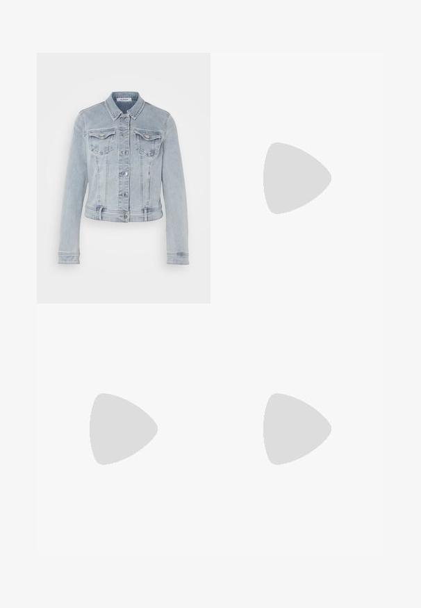 Hellblaues Denim-Jackett mit langen Ärmeln, Knopfverschluss vorne, zwei Brusttaschen und subtiler ausgewaschener Optik. Der verkürzte Schnitt betont die Silhouette.; Satin-Camisole in Marineblau mit drapiertem Ausschnitt, dünnen verstellbaren Trägern und einer weichen, glatten Textur. Einfaches Design ohne Muster.; Dunkle, weit geschnittene Hosen mit strukturiertem Bund und Falten. Aus leichtem Stoff gefertigt, mit glatter Textur und ohne sichtbare Muster.; Schwarze Leder Slingback-Pumps mit spitzem Zehenbereich und klobigem Blockabsatz. Verfügt über einen verstellbaren Riemen mit einer Metall-Schnalle.
