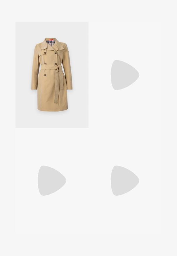 Beżowy płaszcz trencher z kołnierzem, podwójnym zapięciem z przodu, przednimi kieszeniami i paskiem. Podszewka w kratę w odcieniach niebieskiego i białego.; Biała koszula z długim rękawem o klasycznym kołnierzyku, z dwoma kieszeniami z przodu i luźnym krojem. Wykonana z bawełny, charakteryzująca się gładką fakturą.; Beżowe dżinsy z szerokimi nogawkami, wykonane z bawełny, z wysokim stanem, z zapięciem na guzik, pięcioma kieszeniami i detalem w postaci bocznej pętli.; Czarne skórzane baletki z zaokrąglonym noskiem, gładką fakturą, minimalnymi przeszyciami i elastycznym designem podeszwy.