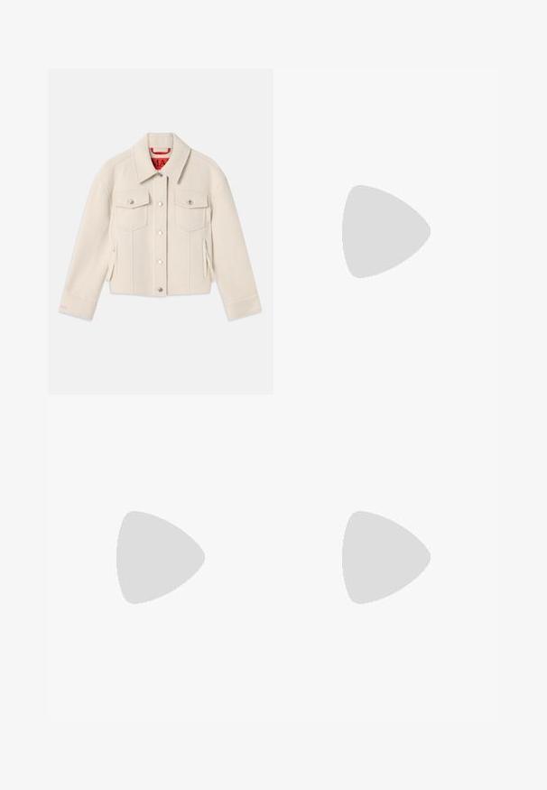 Veste blanche courte en tissu doux, avec un col pointu, des boutons argentés, deux poches à l'avant et une doublure intérieure rouge.; Hoodie blanc court à manches longues, avec un design de texte bleu et rouge : "RÊVANT DE FIORUCCI DEPUIS 1967" et deux accents bleus.; Pantalons larges beiges en tissu lisse, dotés d'une taille haute et de plis avant discrets. Pas de poches ni de détails en matériel visibles.; Sandales à talons en cuir verni beige avec un design à brides croisées, bout ouvert, bride de cheville réglable et un talon carré. Texture lisse.