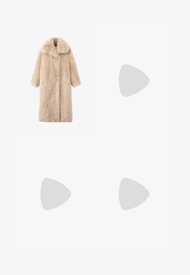 Béžový kabát z umělé kožešiny s širokým límcem, širokými krátkými rukávy a měkkým, texturovaným povrchem. Obsahuje přední zapínání a žádné viditelné kovové prvky.; Bílá dlouhá halenka s vysokým výstřihem. Měkká tkanina, volný střih a postranní rozparky. Hladká textura bez vzorů nebo ozdob.; Žlutá sukně po kolena vyrobená z hladké tkaniny s elastickým pasem, s rozšířeným střihem a bez viditelných vzorů nebo kovových prvků.; Hnědá kotníková bota z broušené kůže s špičatou špičkou a štíhlým nízkým podpatkem. Hladký povrch, bezešvý design a nenápadný obrys.