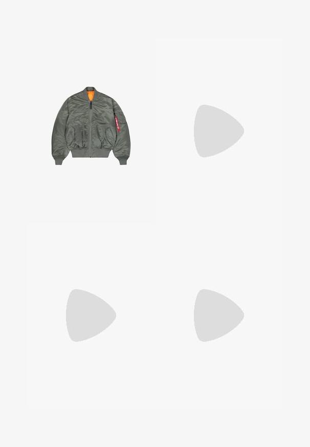 Veste bomber verte avec des poignets et un ourlet côtelés, fermeture éclair à l'avant, deux poches à pression à l'avant, doublure intérieure orange et poche zippée sur la manche avec une étiquette rouge.; T-shirt en coton blanc avec une coupe décontractée, des manches courtes, un col rond et un ourlet droit. Texture lisse, sans motifs ni ornements.; Shorts plissés gris foncé en tissu texturé, dotés d'une taille et d'une coupe droite, sans poches ni détails visibles.; Chaussure noire en cuir à lacets avec un bout arrondi, semelle en caoutchouc noir épais et surpiqûres jaunes le long du bord. Présente une texture lisse et un design solide.