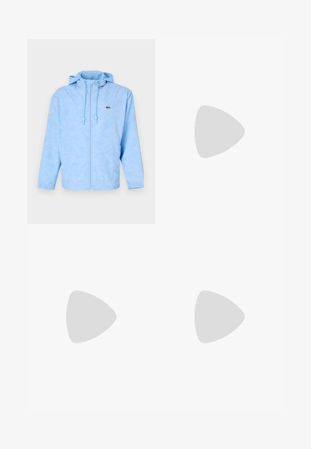 Lacoste Lahka jakna - light bleu; Bela bombažna majica s kratkimi rokavi, ki ima subtilno vezeno logo in minimalističen dizajn. Mehka tekstura, okrogla izreza vratu.; Khaki barve ravne hlače iz bombaža, ki imajo gumbasto zapiranje, sprednje žepke in gladko teksturo.; Modri platneni športniki z belimi vezalkami in gumijastimi podplati, prikazani z jeans hlačami in sivimi rebrastimi nogavicami, na svetlo sivi površini.