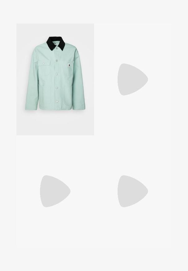 Veste en vert menthe en coton avec un col en velours côtelé noir. Dispose de deux poches poitrine et de deux grandes poches avant, avec des boutons-pression argentés.; T-shirt en coton bleu clair à manches courtes avec col rond et petit logo Carhartt jaune et rouge sur la poitrine gauche.; Carhartt WIP NASHUA DOUBLE KNEE PANT - Jean boyfriend - blue; Bottines compensées navy en matériau texturé à motif crocodile, avec des œillets dorés et un capuchon de protection en caoutchouc, associées à un pantalon en tissu beige.