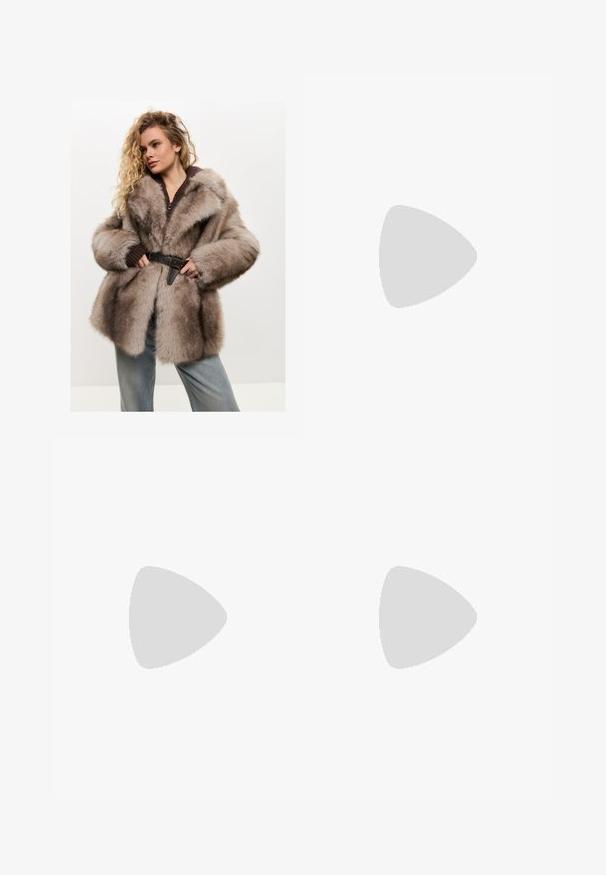 Cesare Gaspari Wintermantel - brown; Grijze lange mouw top van zachte stof, voorzien van een V-hals met ingewikkelde kantafwerking en kantaccenten op de mouwen.; Zwarte wijde beenbroeken met een hoge taille, plooien en een gladde textuur. Minimalistisch ontwerp zonder zichtbare patronen of hardware.; ALDO EMMALIE - Lage laarzen - black; Zwarte ovale zonnebril met donkere lenzen, glanzend kunststof frame, brede zijkanten en een kleine gouden accent aan de zijkant.