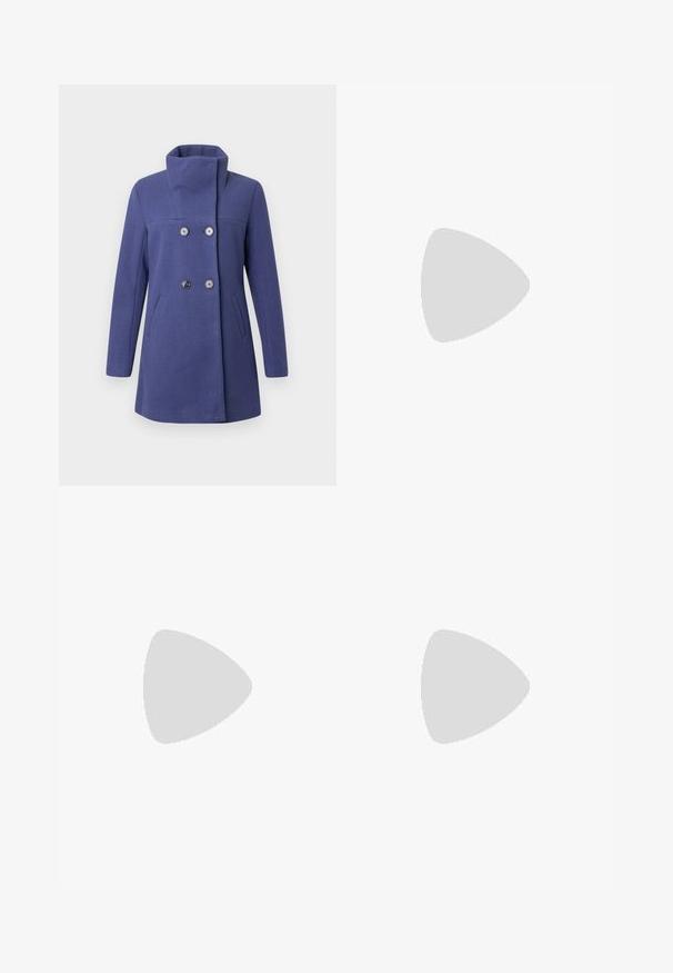 Dobbeltradet lilla frakk med høy krage, laget av et teksturert stoff. Den har to sidelommer og sølvknapper.; Hvit cropped t-skjorte laget av bomull. Korte ermer, rund utringning, glatt tekstur, uformell design uten mønstre eller utsmykninger.; Lyseblå vide jeans med en falmet vask, som har et klassisk fem-lomme-design og metalknap-detaljer ved livet.; Hvit sneaker med glatt lærøvre, rund tå og tykk hvit såle. Har seks gullhull til snøring og diskret sidebroderi.