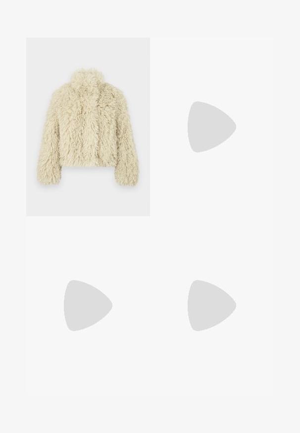 Jachetă din blană sintetică de fildes cu guler înalt, formă pătrată, suprafață texturată și mâneci lungi. Prezintă un aspect moale și pufos.; Top alb cu dungi, cu maneci lungi și guler înalt, având un design mulat și o textură moale. Detalii cusute pe umeri adaugă o definiție subtilă.; Pantaloni cargo din denim largi, de culoare albastru deschis, cu buzunare frontale și laterale, un finisaj texturat și detalii de cusătură vizibile.; Botine Chelsea din piele crem cu talpă groasă neagră și panou lateral elastic negru, pe un fundal alb simplu.