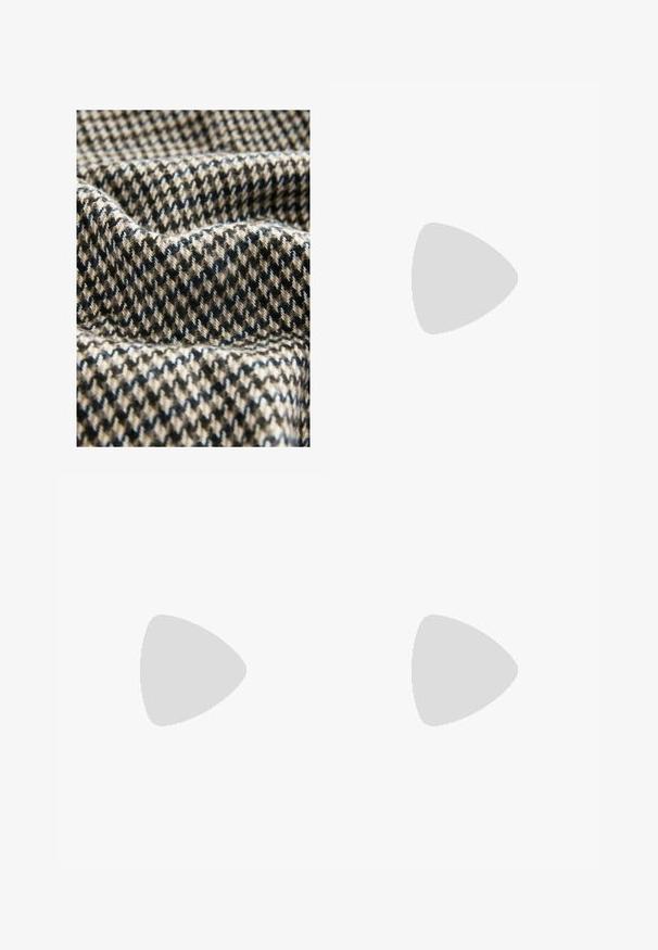 Faktura materiału z wzorem w czarno-białą kratkę houndstooth w odcieniach czerni, beżu i bieli, z miękkimi, lekko puszystymi włóknami i z opadającym wyglądem.; Czarna koszulka polo z krótkim rękawem, wykonana z teksturowanej, prążkowanej tkaniny, z dekoltem w kształcie litery V i prostym zakończeniem. Bez widocznych logo ani wzorów.; Brązowe, teksturowane spodnie w wzór jodełki, z elastycznym pasem i dwoma fałdami z przodu. Prosty krój nogawki.; Czarne skórzane mokasyny o gładkim wykończeniu, z haftowanym wzorem i dekoracyjnym akcentem z metalowego łańcucha na wierzchu. Płaska pięta.