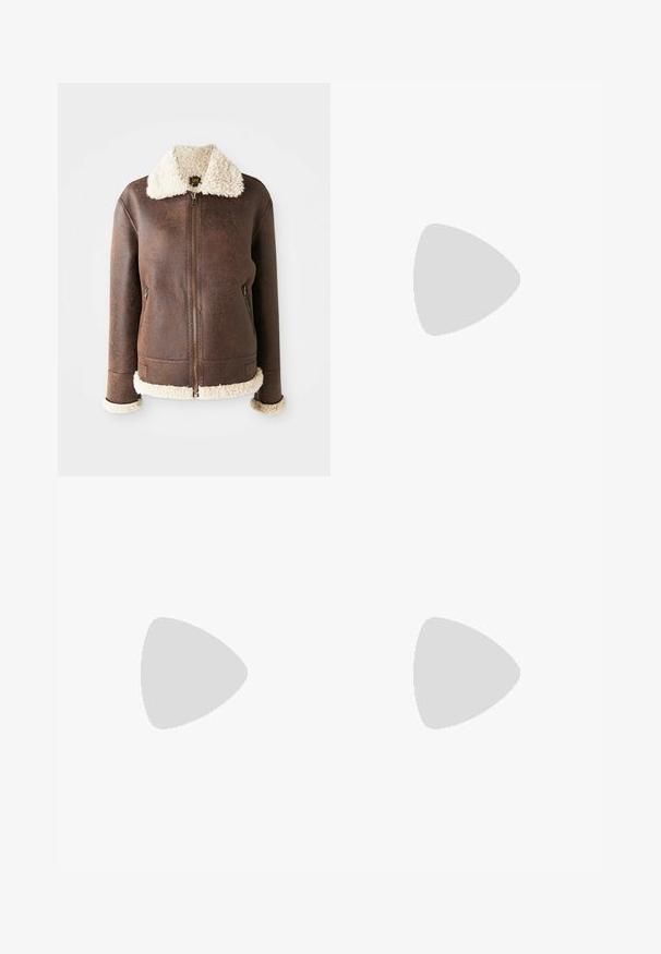 Giubbotto in pelle marrone con colletto e polsini in morbida pelliccia. Presenta una zip frontale e due tasche laterali. Texture invecchiata in tutto il capo.; Due magliette a collo a V: una di un rosso brillante e l'altra di un grigio scuro. Realizzate in cotone morbido, con maniche corte e un design aderente.; Jeans skinny in denim, con una gradazione di blu chiaro a scuro, design classico a cinque tasche e chiusura con zip e bottone.; Sneaker beige con tessuto texturizzato, accenti lisci a contrasto, suola arrotondata e lacci, sospeso sopra una superficie a griglia.; Occhiali da sole aviator con lenti blu sfumate, montatura in metallo argentato e decorazioni a forma di stella sulle lenti. Design liscio e sofisticato.