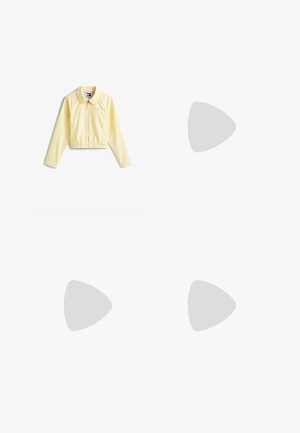 Veste cropped jaune avec un col, fermeture éclair à l'avant, ourlet élastique et détail de logo sur la poitrine gauche. Tissu doux et léger.; Deux tops débardeurs blancs à fines bretelles, en tissu lisse, avec une coupe ajustée sans manches et d'une couleur unie simple.; Jeans à jambes larges en denim bleu foncé avec une taille haute, dotés d'une fermeture éclair, de poches avant et de détails de coutures visibles.; Baskets avec une tige en cuir blanc, un bout en daim gris et trois bandes noires. Présente un logo bleu sur la languette et une semelle en caoutchouc texturée.