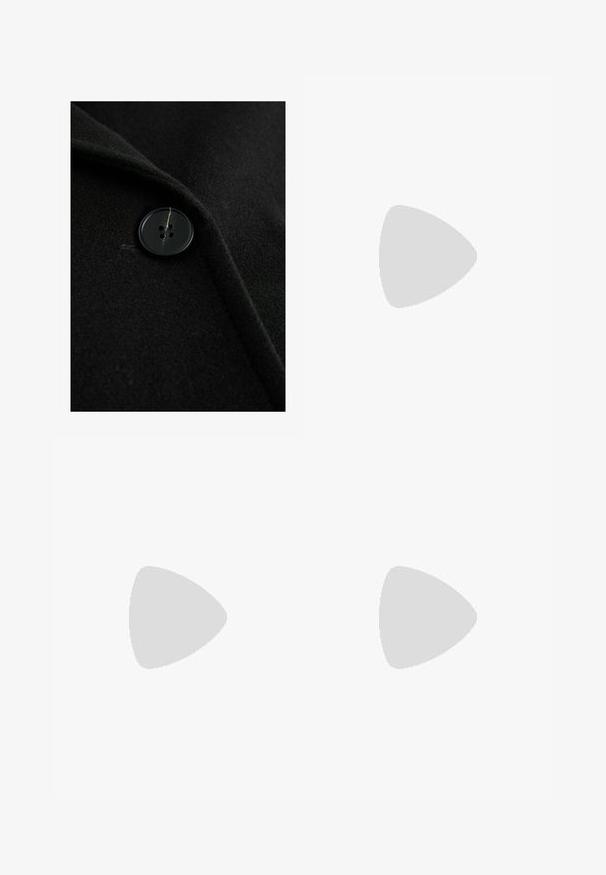 Tessuto di un cappotto di lana nera con un primo piano di un grande bottone di plastica nera con quattro fori, accompagnato da un bordo del colletto liscio.; Blusa rosa a maniche lunghe con colletto, caratterizzata da una texture plissettata e chiusura con bottoni. Tessuto liscio con polsini a contrasto.; Jeans rosa a gamba larga realizzati in denim, con vita alta, tasche frontali e dettagli di cucitura sottile. Texture liscia senza motivi.; Scarpa nera in pelle con tacco e punta affusolata, dotata di una fascia decorativa. Presenta un tacco a stiletto basso e una superficie liscia.; Borsa strutturata rosa con chiusura a patta e hardware nero in evidenza. Indossata a tracolla con una lunga cintura. Texture liscia.