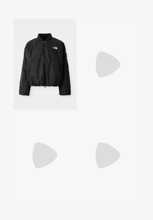 Jachetă bomber izolată, neagră, cu fermoar în față, guler ribbed și buzunare. Prezintă un mic logo alb pe pieptul stâng și un material neted.; Tricou din bumbac, de culoare albastru deschis, cu mânecă scurtă, guler rotund și un mic logo Carhartt galben și roșu pe pieptul stâng.; Pantaloni cargo largi de culoare bleumarin, confecționați dintr-un material din bumbac rezistent, cu buzunare laterale și închidere cu buton în talie.; Adidași Nike roz și albi, din materiale din piele și plasă, cu designuri contrastante, vârf rotund și șireturi și accente roz asortate.