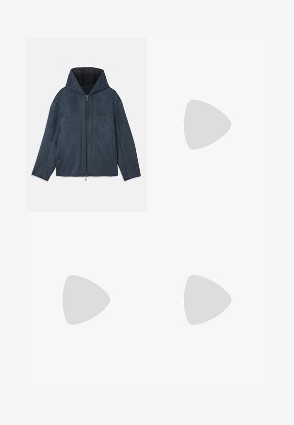 Mörkblå huvrad jacka gjord av ett mjukt, mockaliknande material, med dragkedja framtill, sidofickor och en plyschig innerfoder.; Kortärmad T-shirt i mjuk, medelblå bomull. Har en klassisk rund halsringning, rak skärning och minimala sömnadsdetaljer.; Svarta byxor med lätt, texturerad tyg, rak benmodell, elastisk midja och sidofickor med dragkedja.; Vita sneakers med en texturerad läderfinish, rund tå och svart häldetalj. Gummisul med litet mönster och sydd detalj.