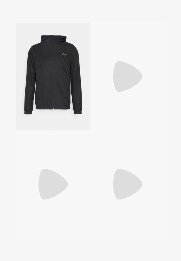 Juodas vėjaraštis su gobtuvu, su pilnos ilgio užtrauktuku, elastingomis rankogalių dalimis ir mažuoju žaliu Lacoste logotipu ant krūtinės.; Balta medvilninė marškinė su trumpomis rankovėmis, su žaliu akcentu ant apykaklės ir mažu žaliu logotipu kairėje krūtinės pusėje.; Balsva fleece tipo kelnės su elastingu juosmeniu ir rankogaliais, su žaliu logotipo akcentu dešinėje pusėje. Minkšta, lygi tekstūra.; Juoda ir tamsiai pilka sportinė kedai su oranžiniu pado akcentu ir reljefiniu krokodilo logotipu šone, parodyta profilyje ant balto fono.