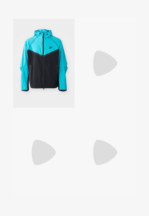 La giacca a vento Nike presenta una parte superiore turchese con una sezione inferiore nera, cappuccio, zip parziale e tasche laterali con zip. Texture liscia.; Camicia in cotone bianco sporco a maniche lunghe con collo a giro. Presenta un piccolo logo nero sul petto sinistro. Tessuto morbido, vestibilità comoda.; Pantaloni in denim blu chiaro con vestibilità rilassata, dotati di due pannelli in tessuto distinti, chiusura frontale con bottone e gamba ampia.; Sneaker in pelle bianca con accenti grigi, con punta forata, lacci piatti e suola a motivo. Logo New Balance sul lato.