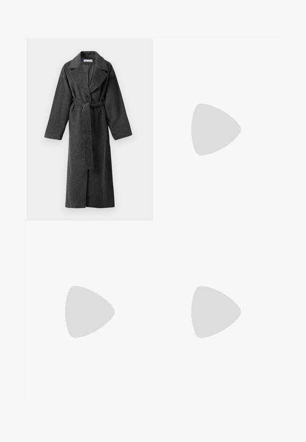 Palton lung din lână de un gri închis, cu rever larg, un buton, talie cu brâu și două buzunare laterale, expus pe un fundal alb.; Pulover gri scurt, cu decolteu larg, mâneci lungi și un material tricotat moale, texturat. Design simplu, fără modele sau embellishments.; SOMETHINGNEW SNMEGAN MINI - Fustă plisată - harbor mist; Botine negre din piele, cu vârful ascuțit, toc pătrat masiv și un design elegant. Au panouri laterale elastice pentru o îmbrăcare ușoară.; Ochelari de soare ovali negri cu lentile întunecate și ramă din plastic lucios. Prezintă un logo aurit pe bradă, oferind un design elegant și modern.