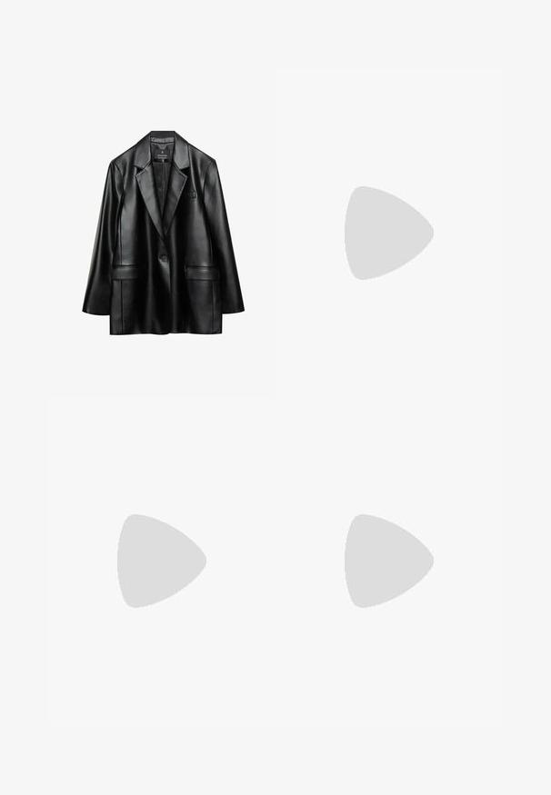 Blazer in ecopelle nera con revers a punta, chiusura con un bottone e due tasche frontali, caratterizzato da una texture liscia e lucida.; Maglione nero a maniche lunghe in maglia con spalle imbottite e polsini e orlo a coste, mostrato su uno sfondo bianco.; Gonna nera aderente abbinata a collant trasparenti neri a fantasia floreale e décolleté in vernice nera, con punta affusolata e tacco basso.; Stivale in pelle nera alto fino al ginocchio con punta affusolata, dettagli in argento e tacco largo. Presenta un inserto per facilitare l'indossamento.