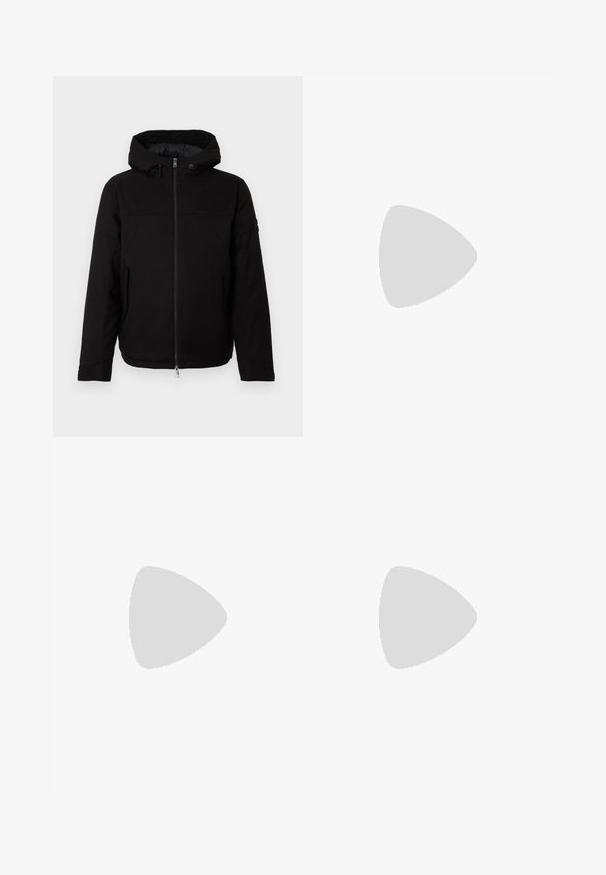 Musta huppari takki, jossa on etuvetoketju, sileä pinta ja minimalistinen muotoilu, ilman näkyviä logoja tai kuvioita.; Sininen pitkähihaisen puuvillapaita, jossa on napitettava etuosa, klassinen kaulus ja hillitty logon brodeeraus rinnassa.; Mustat suorat farkut, jotka on valmistettu denimistä. Varustettu vetoketjulla, viidellä taskulla ja hillityllä ompelutyöllä. Littee vyötärö, jossa on vyölenkki.; Musta nahkasaapas, jossa on sileä pinta, pyöreä kärki ja matala kohokuvioitu ommel. Paksu kumipohja, jossa on pieni kantapää ja pitävä kuvio.