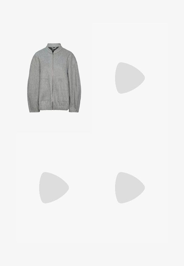 Veste en mélange de laine grise avec un col haut, fermeture éclair à l'avant, deux poches latérales et texture côtelée. Coupe décontractée avec ourlet élastique.; Top bleu à manches longues en wrap avec un décolleté en V, en tissu texturé, avec des manches bouffantes froncées et un détail à nouer à la taille.; Pantalons noirs à jambes larges avec une taille élastique, fabriqués à partir d'un tissu lisse. Présente un design épuré sans poches ni détails de couture visibles.; Ballerines en cuir verni blanc avec un bout pointu, deux sangles décoratives avec des boucles en argent, et une semelle marron discrète.; Lunettes rectangulaires marron avec des verres transparents et des nuances violacées. Monture en plastique lisse avec des branches droites et des accents subtils.