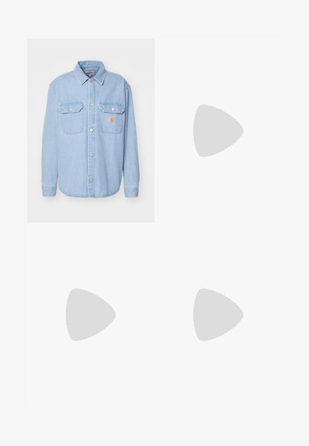 Hellblaues Denimhemd mit Knopfleiste, zwei Brusttaschen und einem kleinen Logo-Patch. Mit klassischem Kragen und langen Ärmeln.; Weißes Langarmhemd mit klassischem Kragen, durchgehender Knopfleiste und leicht taillierter Passform. Glattes Gewebe ohne sichtbare Muster oder Akzente.; Beige Baumwollhosen mit einem geraden Bein-Design, ausgestattet mit zwei Vordertaschen und zwei Reißverschluss-Akzenten. Goldfarbene Hardware setzt Akzente.; Gelbes Leder-Schuhwerk mit brauner Gummisohle, runder Zehenpartie und grünem Lederdetail am Knöchel. Verfügt über goldene Ösen und Nähakzente.
