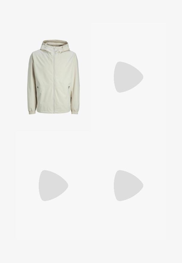 Kerge, beež kapuutsiga lukuga jakk, elastsete mansettidega, kahe küljetaskuga ja siledast kangast, ideaalne igapäevaseks kandmiseks.; Valge lühikeste varrukatega T-särk, millel on vasakul rinnal punane tekst "Studio Originals Edition", esitatud neutraalsel hallil taustal.; Heledad sinised teksad, mis on valmistatud denimist, sirge jala disainiga, viie taskuga, peente õmbluse detailide ja pleekinud viimistlusega.; Valge nahkne toss, millel on perforeeritud külgedega, tekstuuriga aktsendid, lame pael ja kontrastne hall konts. Omab veidi tõstetud tallat.