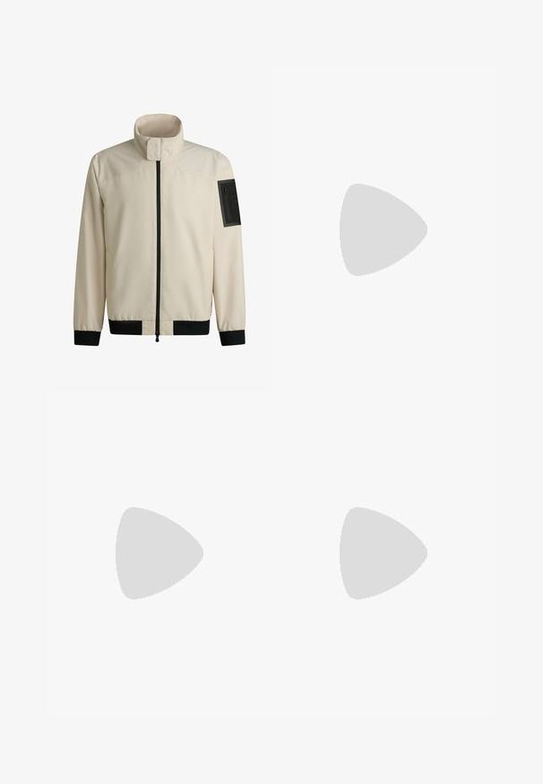 Giacca beige chiara con colletto alto, zip nera e una tasca a toppa nera a contrasto sulla manica sinistra. Texture liscia, polsini elasticizzati.; T-shirt bianco in cotone con scollatura rotonda, maniche corte e un piccolo logo ricamato che raffigura montagne e testo sul lato sinistro del petto.; Pantaloni beige chiaro realizzati in tessuto morbido, dotati di cintura elastica con cordoncino, gambe affusolate e orli cuffed.; Sneaker atletica bianca e beige chiaro, con tomaia in mesh, dettagli perforati e una suola intermedia texturizzata con marchio sul tallone.