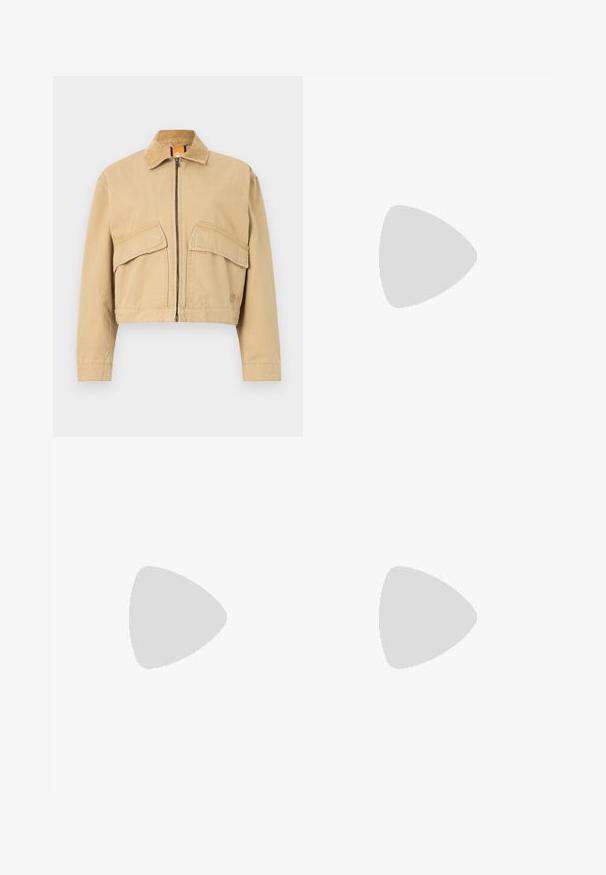Giacca beige tagliata con colletto in velluto a coste, zip frontale e due grandi tasche a pattina. Realizzata in resistente materiale di cotone.; Polo a righe in blu navy e crema, maniche corte, con patta a tre bottoni, presenta un piccolo logo sul lato sinistro del petto, realizzato in tessuto traspirante.; Pantaloni cargo beige con vestibilità rilassata, dotati di vita con cordino, due tasche laterali e un tessuto liscio e leggero.; Sneaker in pelle bianca con dettagli in suede beige, punta perforata, lacci piatti e suola testurizzata color crema. Presenta un logo discreto sul tallone.