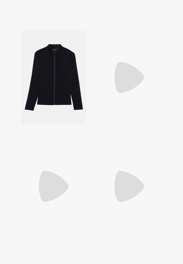 Svart hettejakke med høy krage, laget av myk stoff. Har to sidelommer og en jevn, ensartet tekstur. Enkelt design.; Svart sportsbh med grå virvlende mønster, med scoop hals og racerback-design. Laget av teksturert strikket stoff.; Svarte tights laget av elastisk materiale. Høy midje, glatt tekstur, med mønstrede detaljer ved leggen.; Lys grå og rosa New Balance løpesko med tykk hvit såle og svart yttersåle, sidevisning på ensfarget bakgrunn.