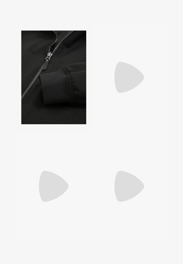 Crna jakna s glatkim materijalom, koja ima srebrni zip i rebraste manžete, naglašavajući moderni dizajn i prilagođeni kroj.; Bjela pamučna majica, okrugli izrez, kratki rukavi, glatka tekstura, bez uzoraka ili akcenta, jednostavan dizajn, standardni kroj.; Bež hlače ravnog kroja s petljama za remen, prednjim gumbom i zatvaranjem na zip, prikazane ravno na bijeloj pozadini.; Crne kožne Chelsea čizme s elastičnom bočnom pločom, okruglim vrhom, trakom za povlačenje na peti i niskom složenom potplatu na ravnoj pozadini.