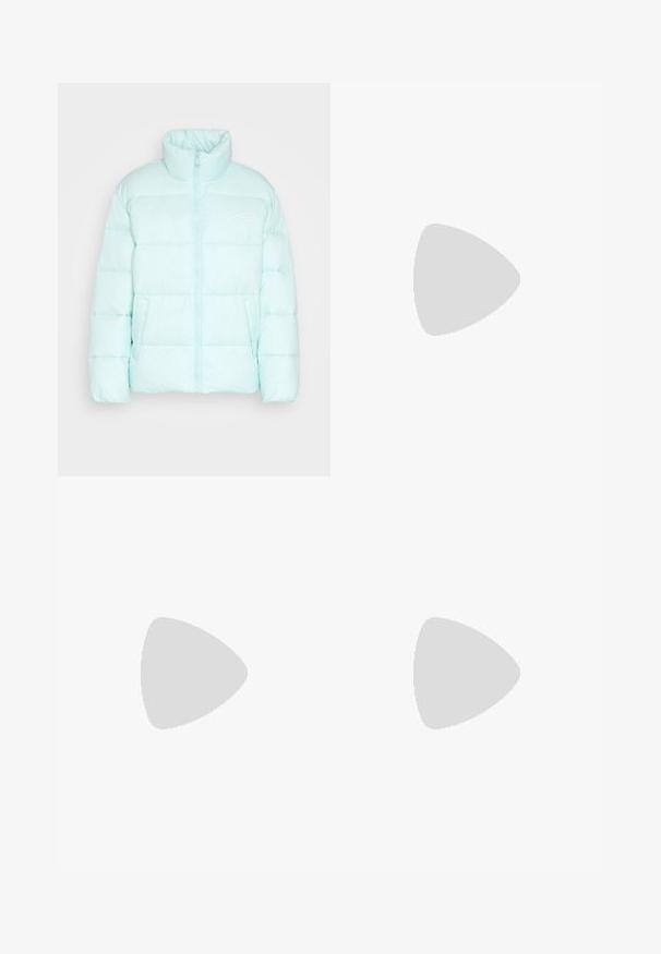 Helle Minz-Futterjacke mit hohem Kragen, Frontreißverschluss und zwei seitlichen Taschen. Trägt ein weißes Logo auf der linken Seite. Glatte Textur.; Schwarzes Baumwoll-T-Shirt mit kurzen Ärmeln, das ein kleines grünes Logo-Detail auf der linken Brust aufweist. Klassischer Rundhalsausschnitt, lockere Passform.; Schwarze weite Hosen mit einem weißen Schriftlogo-Muster. Elastischer Bund mit seitlichen weißen Streifen. Aus weichem Stoff für optimalen Komfort.; Schwarze Low-Top-Sneaker aus glattem Material, mit dicken Schnürsenkeln, einer strukturierten Sohle und einem kleinen Logo an der Seite und auf der Zunge.