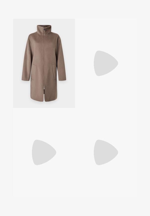 Manteau en polaire brun avec un col montant, fermeture éclair sur le devant et deux poches latérales. Présente une coupe décontractée et un design mi-long.; T-shirt blanc court en tissu doux, avec des manches courtes, un col rond et des détails en côtes sur l'ourlet. Design simple et sans embellissement.; Pantalons larges noirs en coton, avec une fermeture éclaire, deux poches avant et un design classique à cinq poches avec des accents en métal.; Sandale à talon haut beige avec un bout carré, une fine bride de cheville et un talon carré. Texture en cuir lisse avec un détail de boucle dorée.