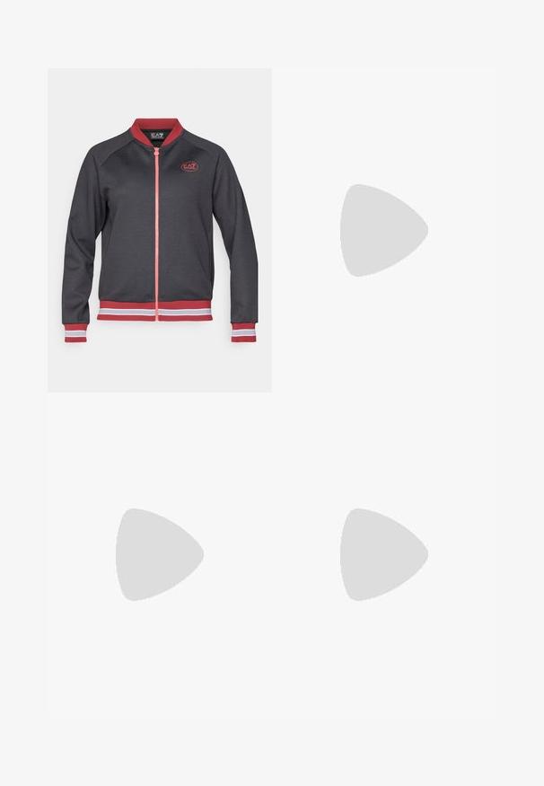 Hallide halljakas, mis on halli värvi ja millel on punased ja valged triibud varrukatel ja allservas. Rinnal on punane logo ning krae on soonikkoes. Kangas on sile.; Valge ilma varrukateta tanktop, mis on valmistatud siledast kangast, esiosas musta värvi logo ning ümar kaelus.; Mustad mustriga mustad püksid, millel on sile tekstuur, nupuga sulgemine, tõmbluku lend ja kaks küljetaskut. Kitsas sobivus ahenevate jalgadega.; Valge spordijalats tekstuurse pealsega, hõbedased aktsendid ja heledad türkiissinised tallad. Omab pehmendatud krae ja nööride süsteemi kindla istuvuse tagamiseks.