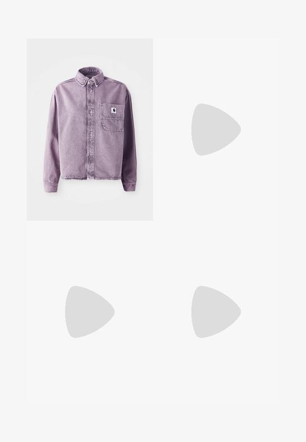 Lilla denimskjorte med lange ermer, knappestolpe foran, krage og venstre brystlomme med en merke-logo lapp. Teksturert stoff.; Brun t-skjorte med korte ermer og kremfarget krage og mansjetter. Har stor hvit tekst som leser "Sportmanufactur adidas Herzogenaurach."; Lys blå, teksturerte shorts med elastisk linning, som har en avslappet passform og ingen synlige lommer eller hardware.; Sneakers med burgunder semsket skinn og lyse lilla design, med tre hvite striper, kremfargede lisser og en teksturert gul tungespiss. Gummisåle.