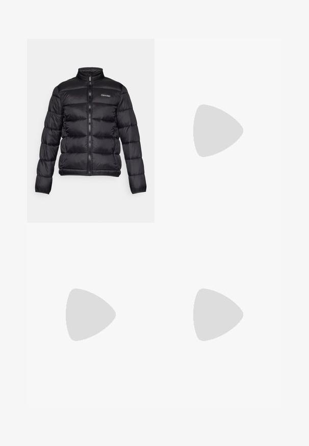 Černá péřová bunda s vysokým límcem, zipem vpředu a prošitými kapsami. Obsahuje malé logo Calvin Klein na levé části hrudi.; Dvé bavlněné trička, jedno bílé a jedno černé, s krátkým rukávem a kulatým výstřihem, s malým logem na hrudi, hladká textura.; Černé kalhoty z hladké tkaniny, se zapínáním na tlačítko v pase, předními sklady a zúženými manžetami u kotníků. Klasický elegantní střih.; Černé kožené oxfordy s šněrováním, zakulacenou špičkou, plochou gumovou podrážkou a jemným prošíváním podél svršku.