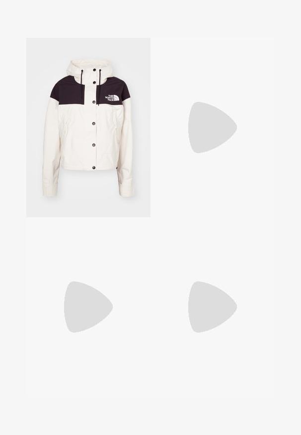 Veste noire et blanche avec capuche, présentant un design en coloris bloc, des boutons et des poches latérales. Le matériau semble durable et résistant aux intempéries.; T-shirt en coton bordeaux avec un col rond, des manches courtes et un petit logo blanc sur la zone gauche de la poitrine. Texture lisse, coupe décontractée.; Pantalons cargo larges noirs en denim, avec taille haute, fermeture à bouton sur le devant et poches latérales. Texture lisse avec des coutures minimales.; Baskets blanches avec des accents vert menthe, tige en cuir lisse, orteil perforé, semelle épaisse, portées avec un jean en denim bleu, sur une surface verte.