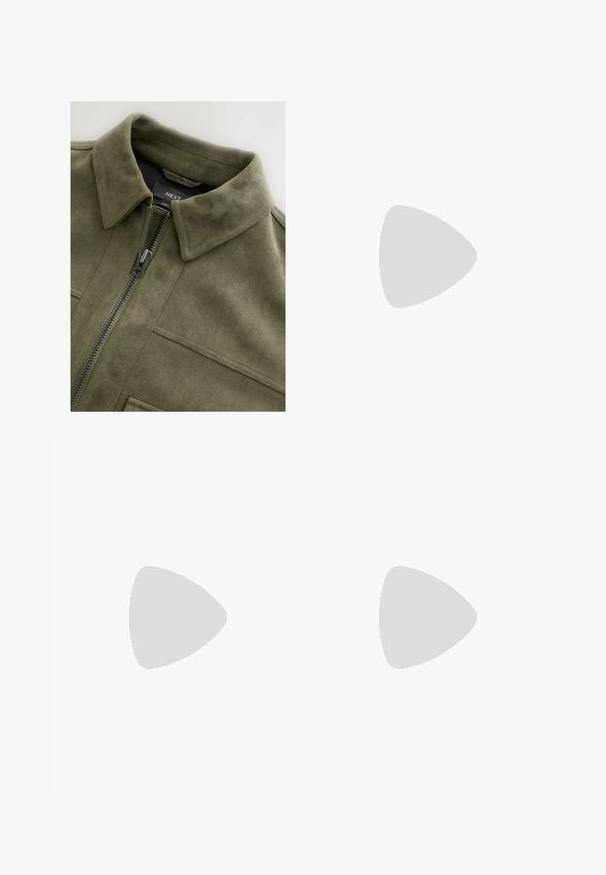 Olivengrøn suede-jakke med krave, frontlynlås og to brystlommer. Glat tekstur med subtile syninger.; Lyseblå denim cropped jakke med korte ærmer, forlommer og trykknapper. Har diskret brand-tekst på brystet.; Hvid bomulds tanktop med en rundet halsudskæring, uden ærmer og en tætsiddende pasform. Glat tekstur, ensartet design og minimale syninger.; Lysblå denimjeans med lige ben-design, som har to baglommer og en falmet tekstur i de øverste sektioner.; Brune ruskind sneakers med hvide detaljer og snørebånd. Gummisål i naturgummi. Båret med hvide sokker med sorte striber. Grøn struktureret gulv.; Skildpaddebriller med en firkantet ramme, der har klare linser og et struktureret mønster. Stængerne har et tyndt, strømlinet design.; Marineblå vævet læder håndtaske med en rund form, en enkelt hank og lynlåslukning. Struktureret overflade med intrikate kurvevævning mønster.