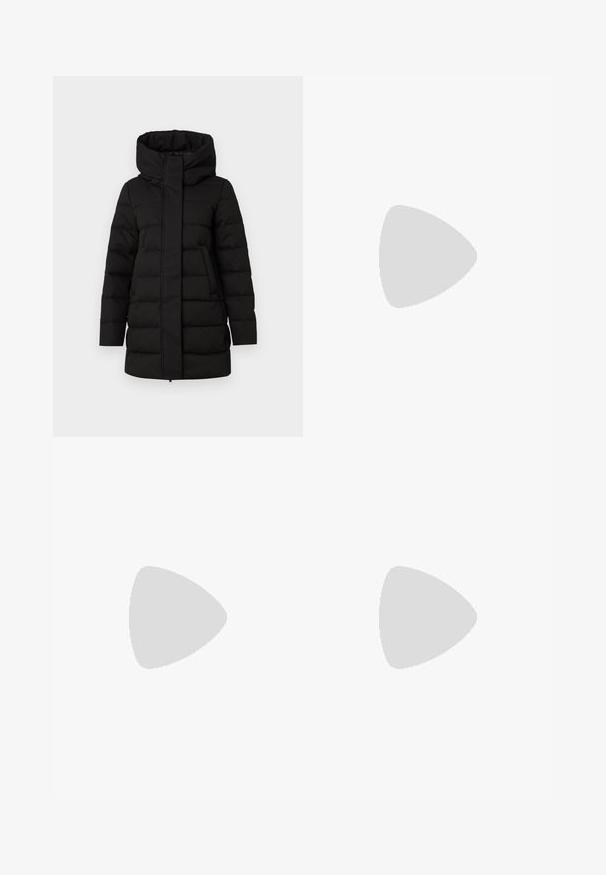 Zwarte geïsoleerde pufferjack met een hoge kraag, een ritssluiting aan de voorkant en twee zijzakken. Beschikt over een gequilte structuur voor warmte.; Zwart katoenen T-shirt met korte opgerolde mouwen, een ronde halslijn en een rood label. Glad textuur, aansluitende pasvorm met minimale details.; Donkerblauwe flared jeans van denim, met een hoge taille, ritssluiting en knoopsluiting, en vijf zakken met een lichte wassing.; Zwarte gepolijste leren instapper met een lage blokhak, gestikte neus en metalen gespdetail op de bovenkant, weergegeven in zijaanzicht op een witte achtergrond.