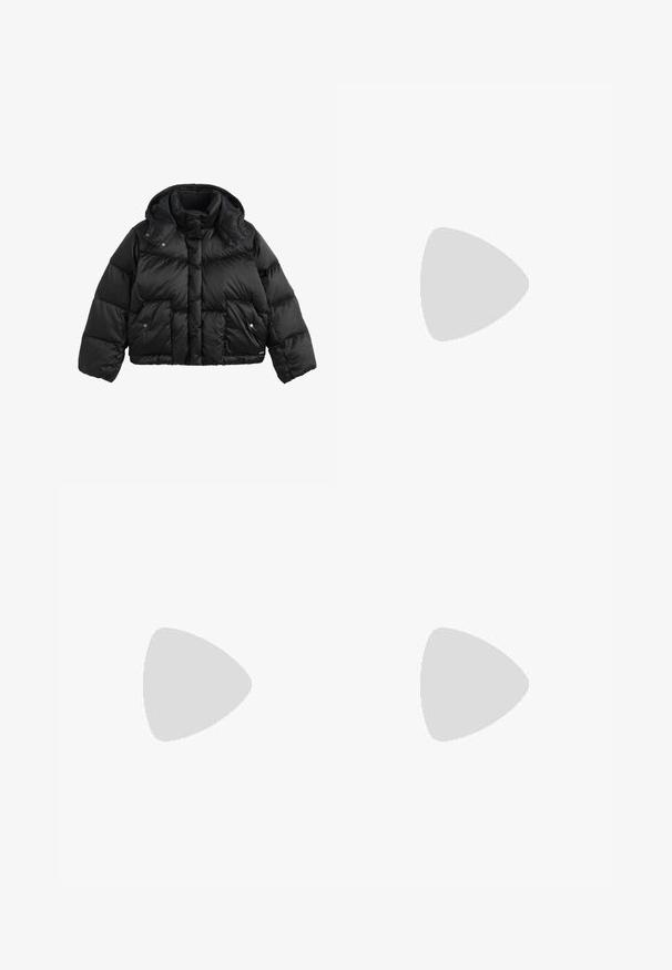 Sort, cropped pufferjakke med højt krave, aftagelig hætte, trykknap-lommer med klap og quiltet syninger på ærmerne og kroppen.; Sort bomulds t-shirt med korte ærmer, der har en håndgrafik og teksten "Levi's LA LUNE" i hvid på venstre brystområde.; Carhartt WIP PIERCE PANT - Bukser - tan; Sorte læder ankelstøvler med runde tåspidser, snørebåndsdesign og metaløjer. Båret med mørkeblå denimbukser, der har en lige pasform.