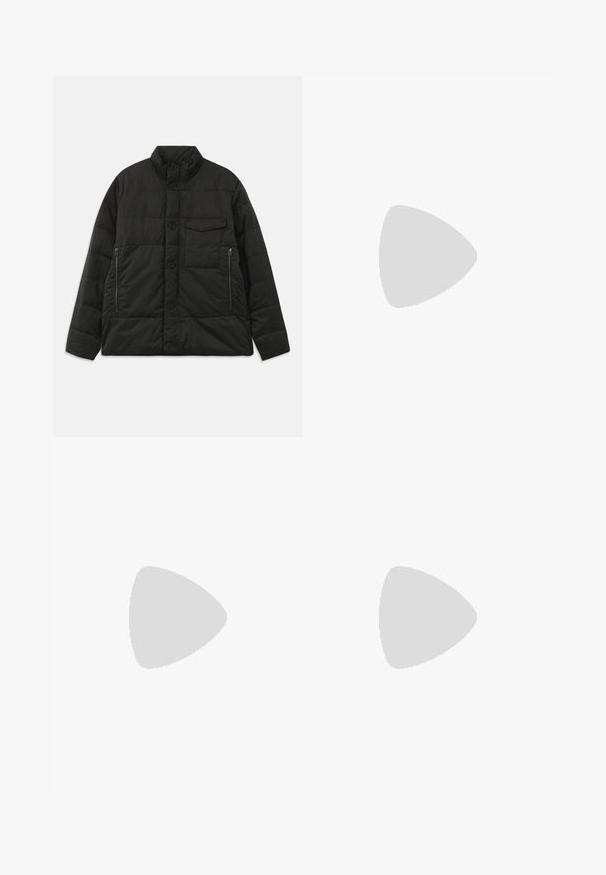 Podložena črna jakna z visokim ovratnikom, sprednjim gumbom in stranskimi žepi na zadrgo. Ima gladko teksturo in prešito zasnovo.; Mornarsko modra poltopulover s geometrijskim vzorcem. Ima rebrast ovratnik z svetlo modrimi akcenti in zapenjanje na tri gumbe. Narejen je iz mehkega blaga.; Črne ravne sametne hlače z elastičnim pasom in sprednjim vrvico, prikazane na enobarvni beli podlagi.; Črne usnjene superge z večbarvnimi črtastimi poudarki, okroglo konico in belimi gumijastimi podplati, z vezalnim dizajnom in embosiranim logotipom.