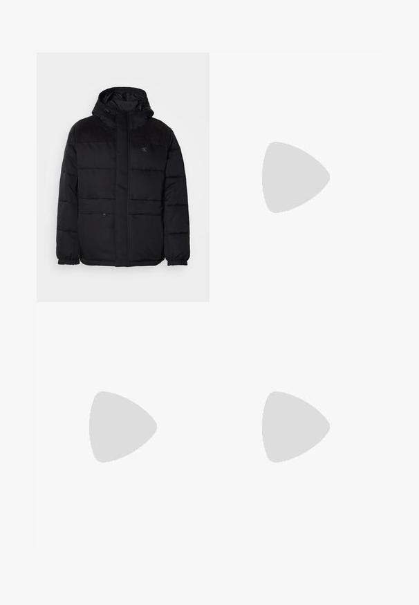 Vadderad svart jacka med huva, med dragkedjestängning, elastiska manschetter och mockadetaljer på axlarna för extra textur.; Grå bomullströja med korta ärmar, rund halsringning och en tryckt "Calvin Klein"-logotyp i en mörkare nyans över bröstet.; Mörkblå rak ben jeans av denim med subtil blekning på låren och en knappstängning vid midjan, visad mot en vit bakgrund.; Svarta sportskor i läder med perforerade detaljer, mockainslag och en vit gummisula. Klassisk snörning.